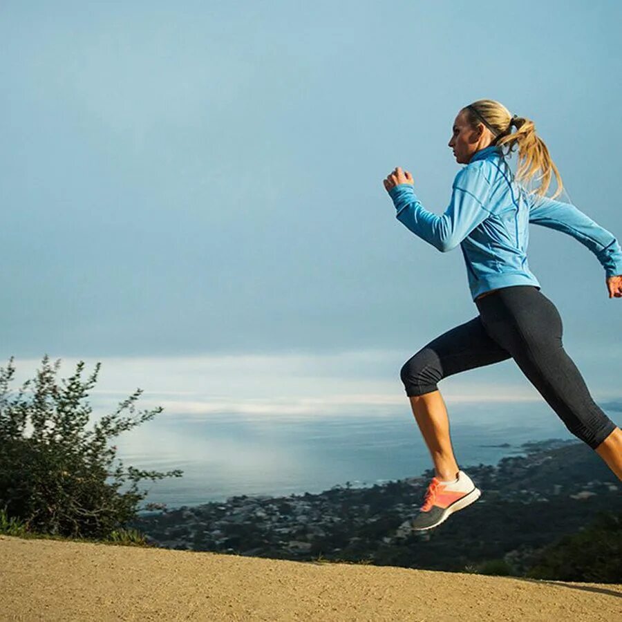 Run time 9. Девушка бегает. Женщина бежит. Утренняя пробежка. Легкий бег.