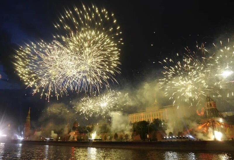 Салют в честь дня победы. Салют Победы в Москве. Салют Победы 9 мая. Салют над Останкино. Праздничный салют Победы.