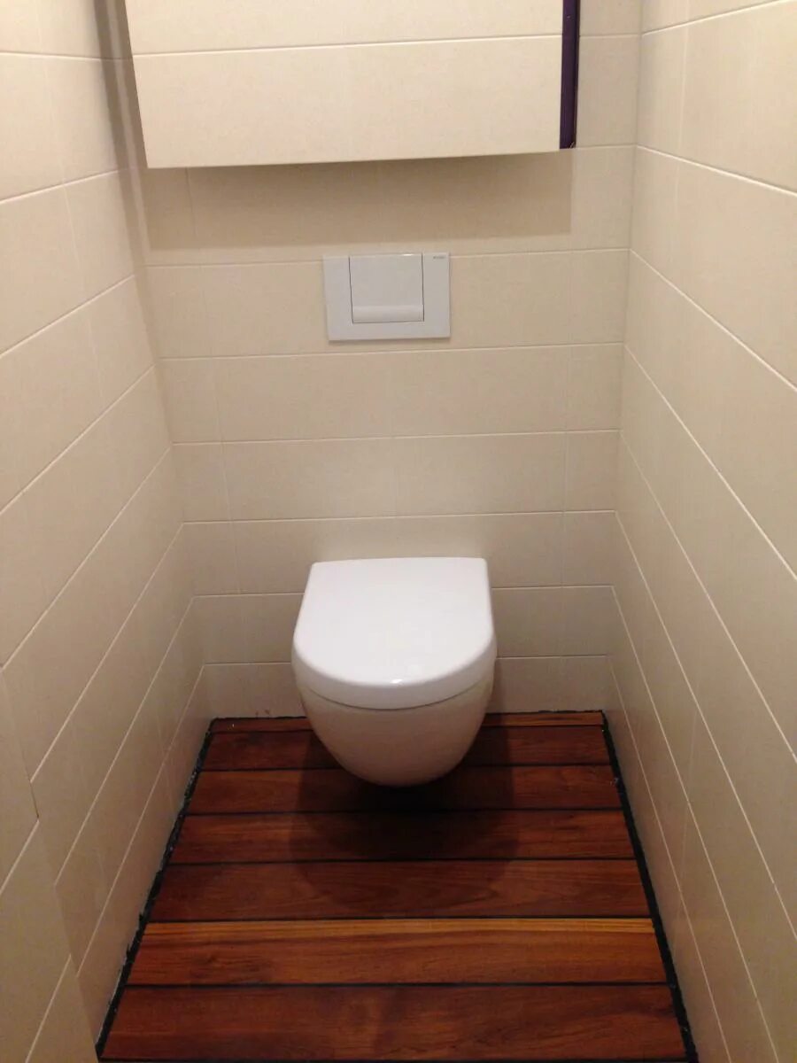 Туалетная комната. Плитка в туалет. Интерьер туалета маленького. Плитка в туалете с инсталляцией.