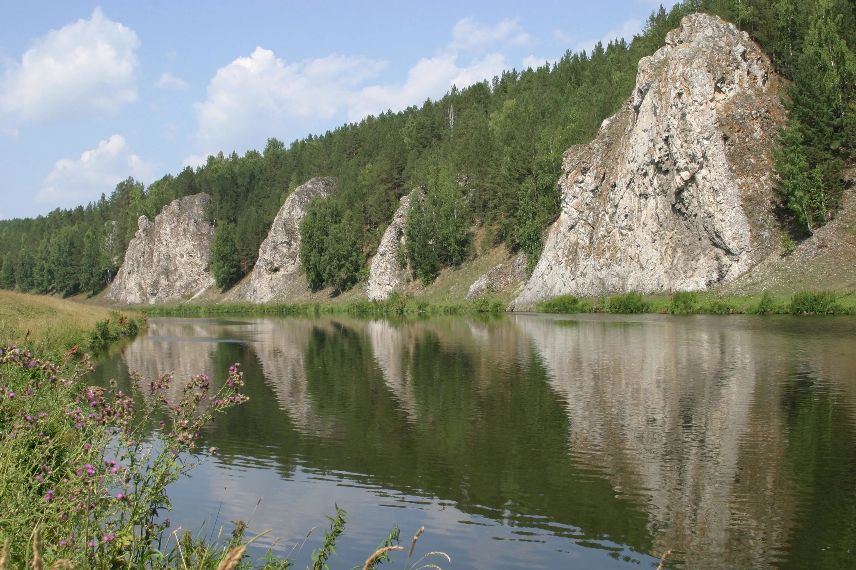 Каменские горы. Скала 7 братьев Каменск-Уральский. Исеть река Каменск-Уральский каменные ворота. Скала семь братьев Исеть. Скалы на Исети Каменск Уральский.