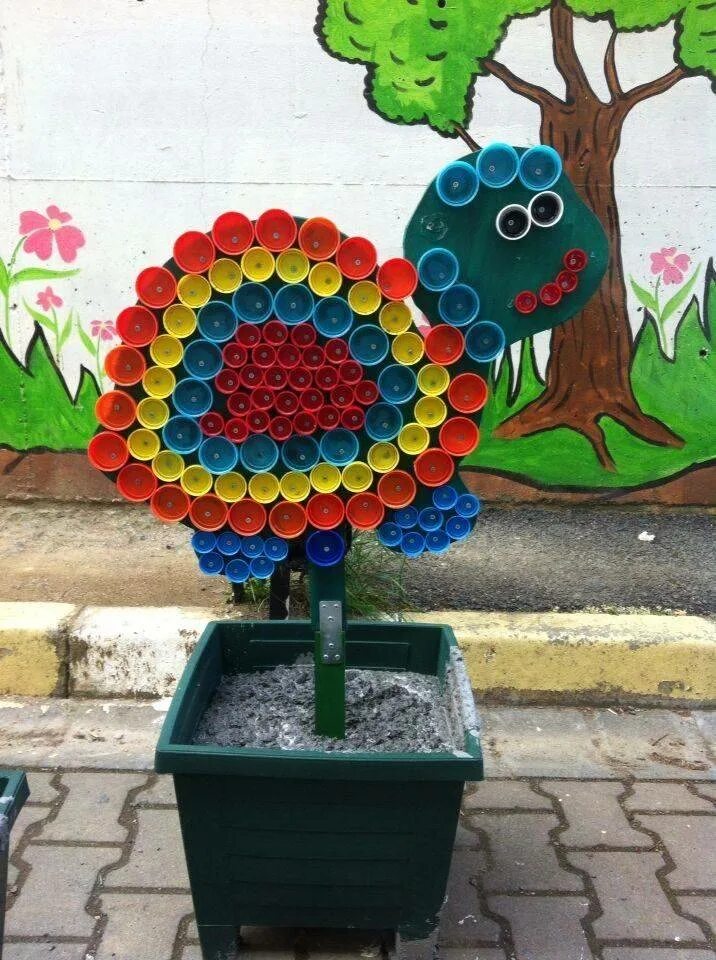 Поделки в садик из пластиковых. Поделки из пластмассовых бутылок. Потделка из пластиковой бутылке. Поделки в садик из пластиковых. Поделки из пластиковых бутылок своими руками.