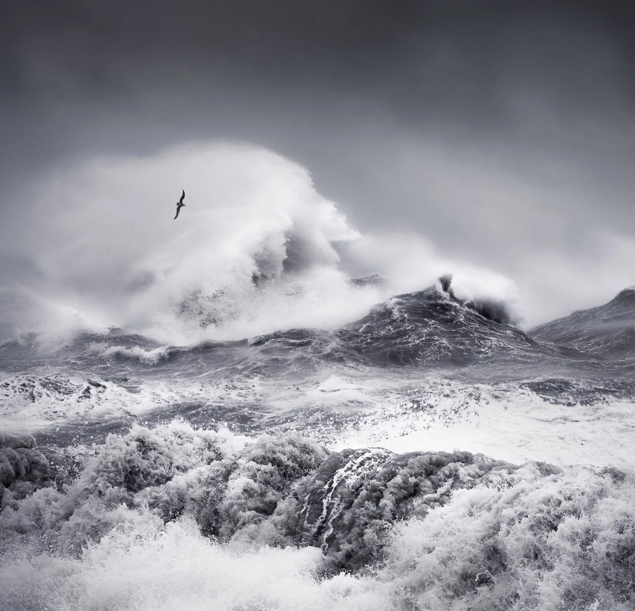 Бушующее море. Над бушующем. Ледовитый океан шторм. Бискайский залив волны убийцы. Над бушующем.