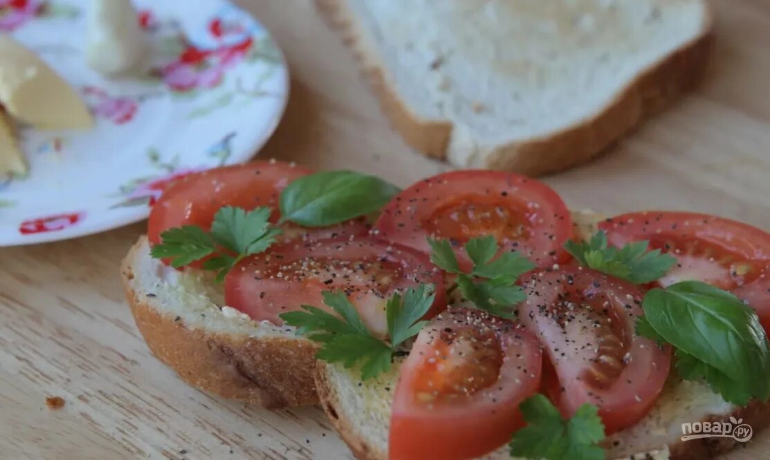 Горячие бутерброды с сыром чесноком. Бутерброды с помидорами. Бутерброды с помидорами и чесноком. Бутерброды с помидорами и сыром и чесноком. Батон с помидорами.