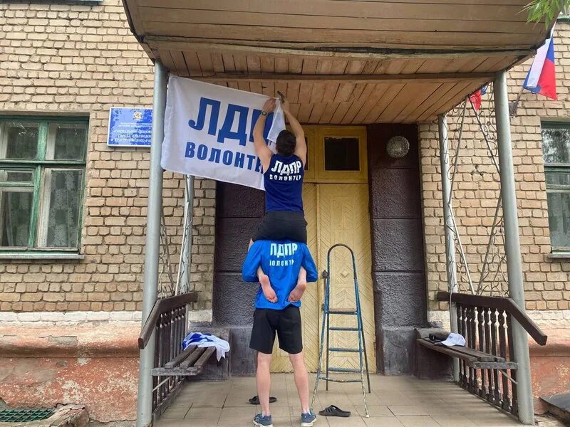 ЛДПР волонтеры. Волонтёры ЛДПР на Донбассе. Добровольцы ЛДПР. Волонтеры помогающие Донбассу. Зарплата волонтера на донбассе