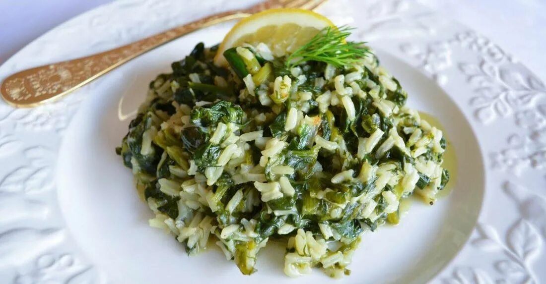 бурый рис со шпинатом. вареный рис с зеленью. красный рис со шпинатом. говядина со шпинатом и рисом. спанакоризо.