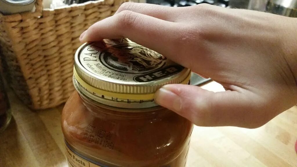 Как открыть стеклянную банку с железной крышкой. Открыть крышку банки. открывает банку. закручивать банки. руки открывают банку.
