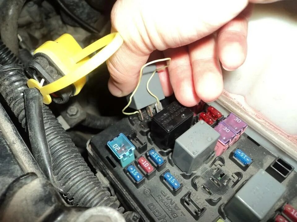 Разъём на стартер киа спектра 2008. Ваз 2114 лампочка красная сигнализация. Реле стартера chevrolet cruze. Почему при повороте ключа. Почему при повороте ключа.