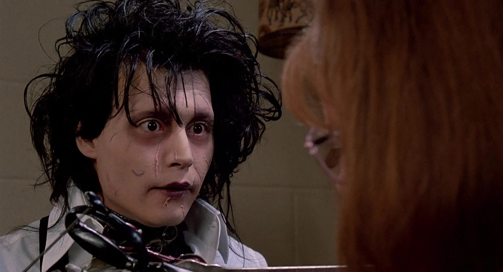 джонни депп в фильме эдвард руки-ножницы. джонни депп в фильме эдвард руки-ножницы. депп ножницы. эдвард руки-ножницы фильм 1990. тим бёртон эдвард руки ножницы.