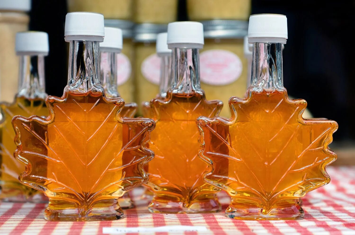 Польза кленового сока для человека. Кленовый сироп Maple Syrup. Сироп Adirondack кленовый. Кленовый сироп американский. Канадский сироп из клена.