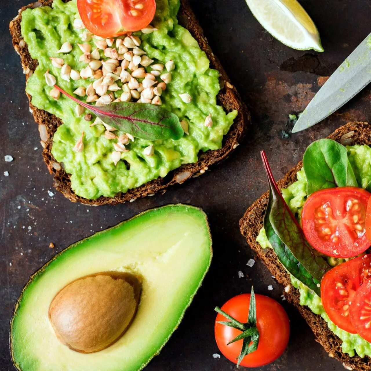 Срок годности разрезанного авокадо. Как хранить авокадо после разрезания. Как порезать авокадо. Авокадо хранение разрезанный. Авокадо мякоть темная.