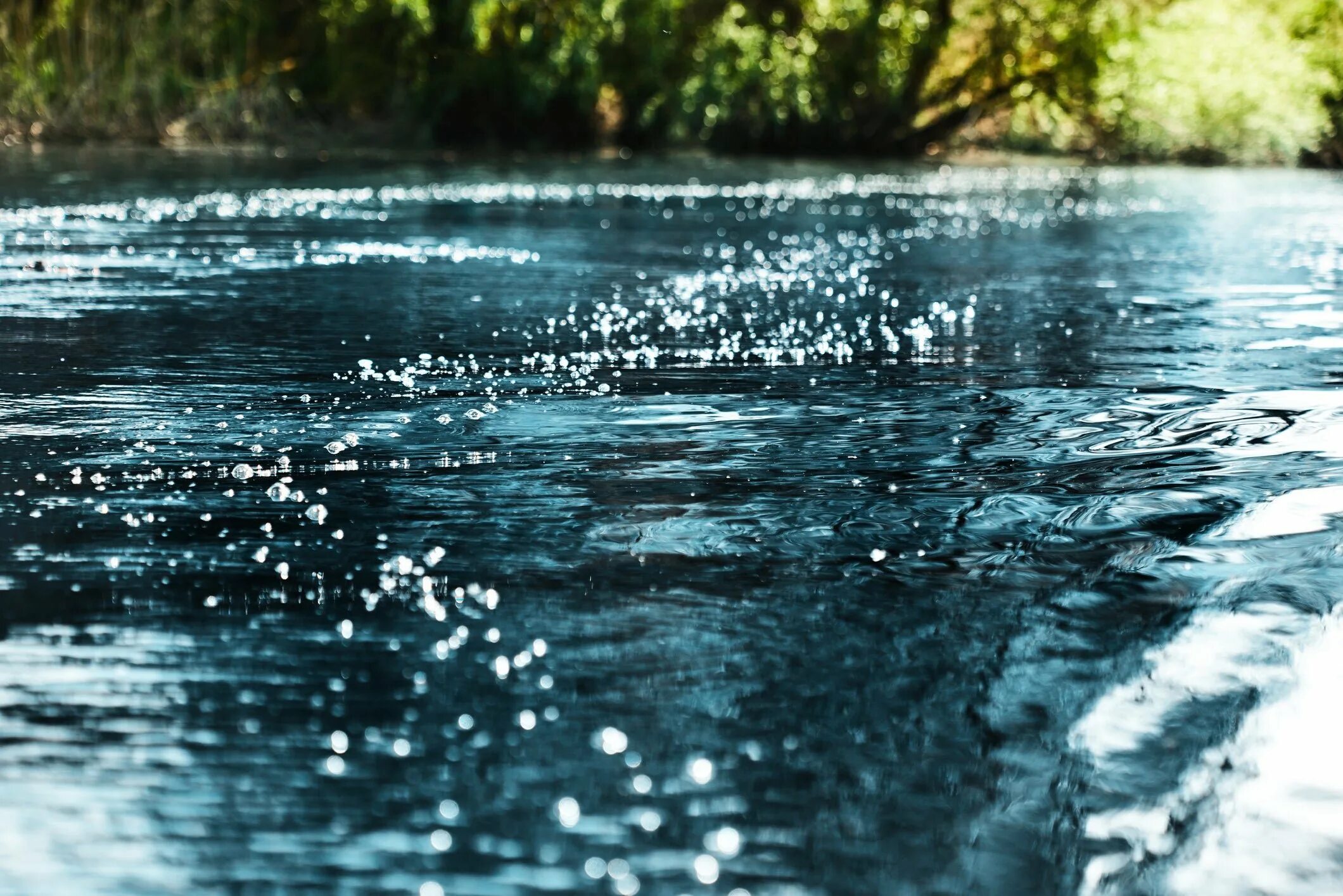 Вода в реке становится прозрачная. Вода река. Текучие воды. Текучая вода в реке. Текущая вода.