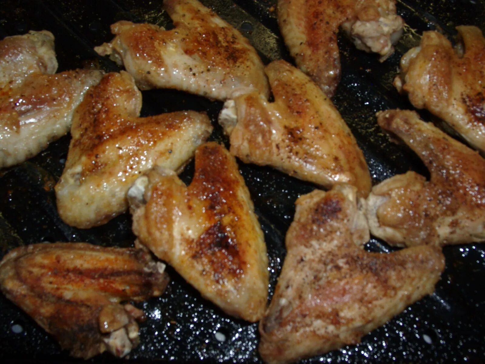 Сколько по времени жарится курица. Жареные крылышки на сковороде. Жареные куриные крылышки на сковороде. Крылышки куриные. Куриные Крылья на сковороде.