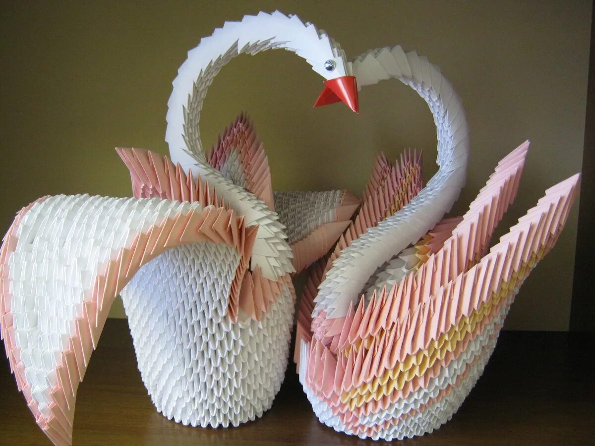 Пошаговое лебедя оригами. Оригами модули лебедь. Лебедь шипун оригами. Оригами лебедь из бумаги. Свадебные лебеди модульное оригами.