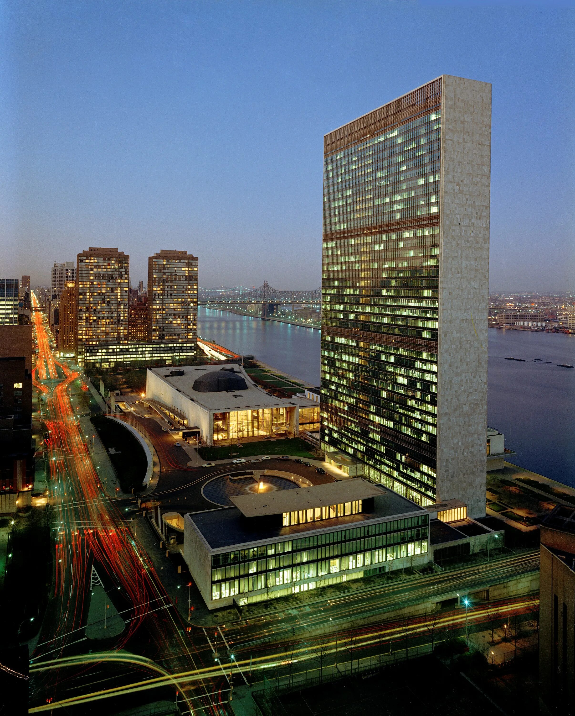 Оон какой город. Штаб-квартира ООН В Нью-Йорке. Здание ООН В Нью-Йорке. Штаб-квартира ООН В Нью-Йорке Оскар Нимейер. Ле Корбюзье ООН В Нью- Йорке.