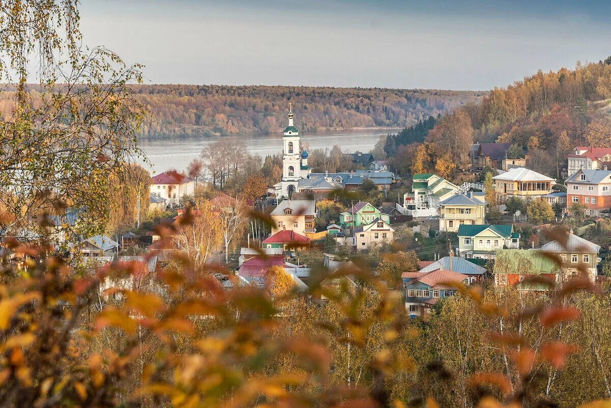 Соборная гора Плес. Плёс Ивановская область Золотая осень. Золотая осень . Город Плес . Ивановская область .. Плёс достопримечательности Соборная гора.