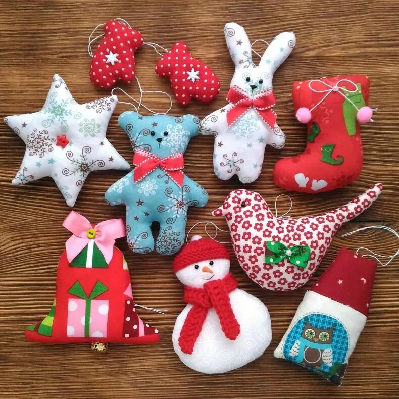 тряпичные елочные игрушки. новогодние украшения игрушки. всякие игрушки на новый год. вязаные новогодние игрушки. вязаные елочные украшения.