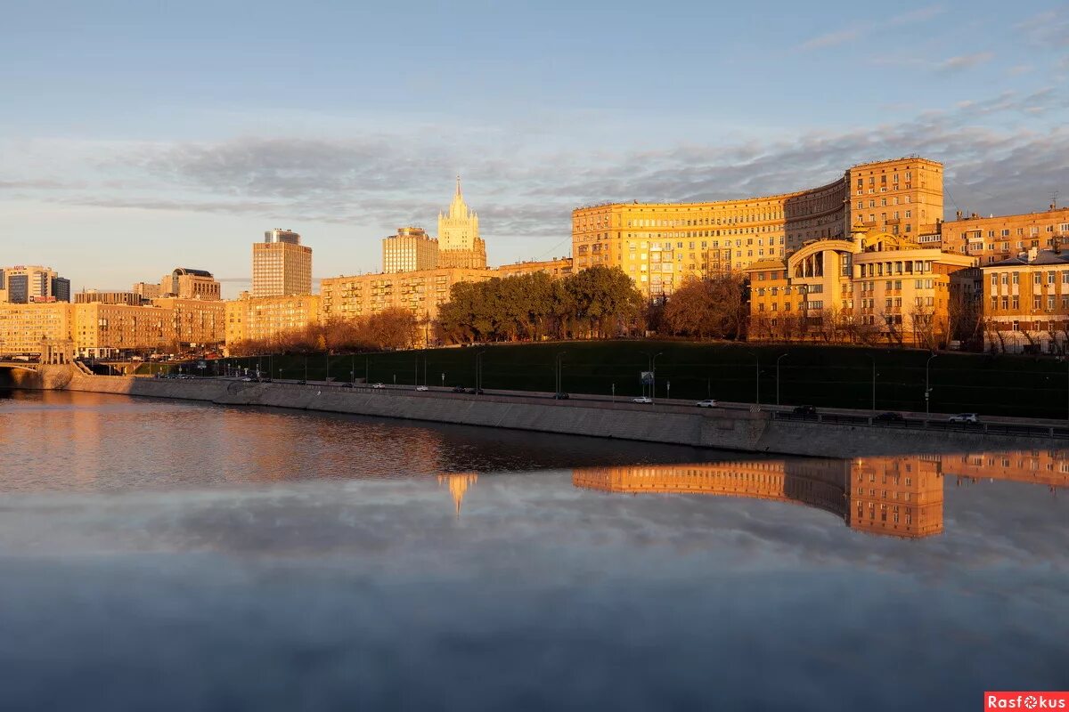 Улица золотистая. Золотая улица (Москва). Золотой час в городе. Золотой час на набережной. Снимка золотого часа.