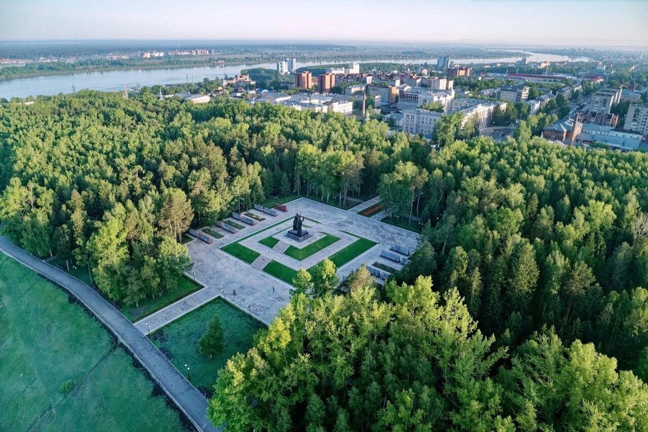 Скейт парк томск лагерный сад. Лагерный сад достопримечательности томска. Лагерный сад томск. Город томск лагерный сад. Мемориал в лагерном саду томск.