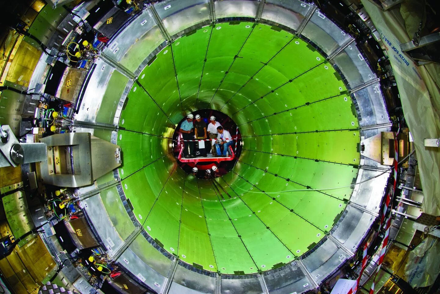 Ускоритель атомных частиц. Атомный адронный коллайдер. Коллайдер адронный коллайдер. Суперколлайдер в Швейцарии. Атомный коллайдер в Швейцарии.