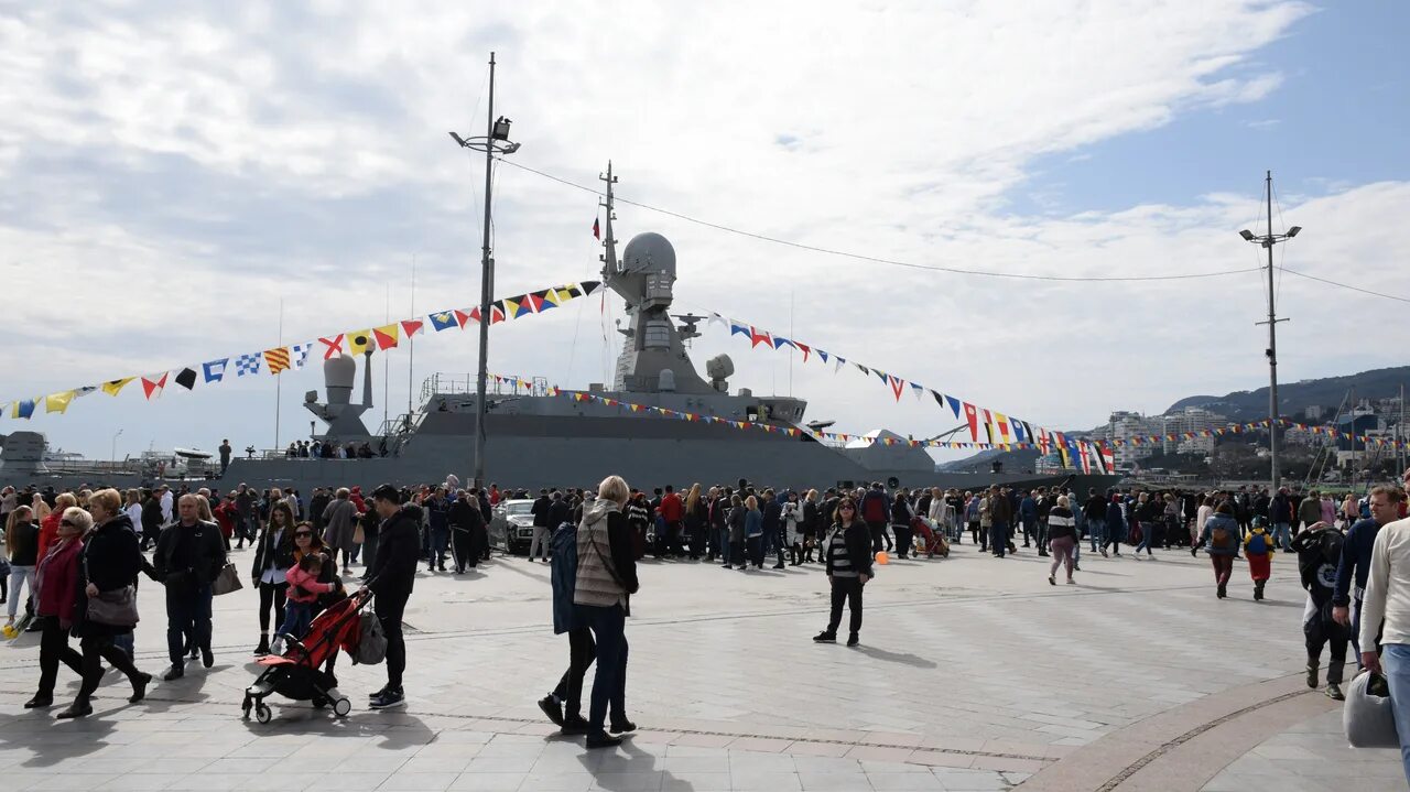 16 апреля ялта. Ялта корабль на набережной. вышний волочек в ялте. 16 апреля день освобождения ялты.