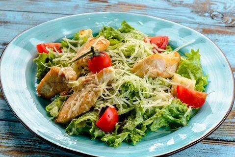 Салат с жареной курицей и помидорами