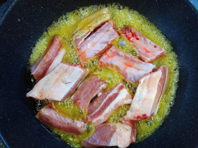 Приготовить ребра на сковороде сочно и вкусно. Гарнир к ребрышкам свиным. гарнир к ребрышкам свиным в духовке. гарнир к ребрам в духовке. свиные ребра с гарниром в духовке.