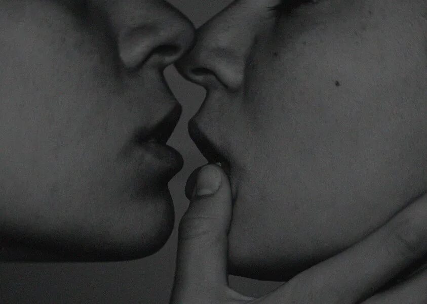 Поцелую между женщинами. Поцелуй Эстетика. Поцелуй парней. Поцелуй губы Эстетика. Мужские губы поцелуй.