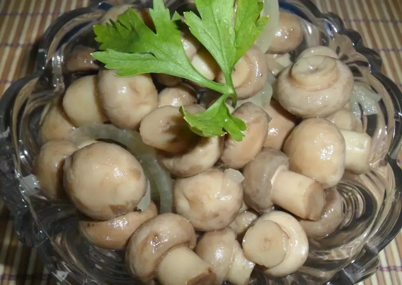 Как вкусно замариновать шампиньоны. Шампиньоны маринов. маринов быстрого приготовления. малосольные грибы шампиньоны. грибочки маринованные шампиньоны. шампиньоны слабосоленые.
