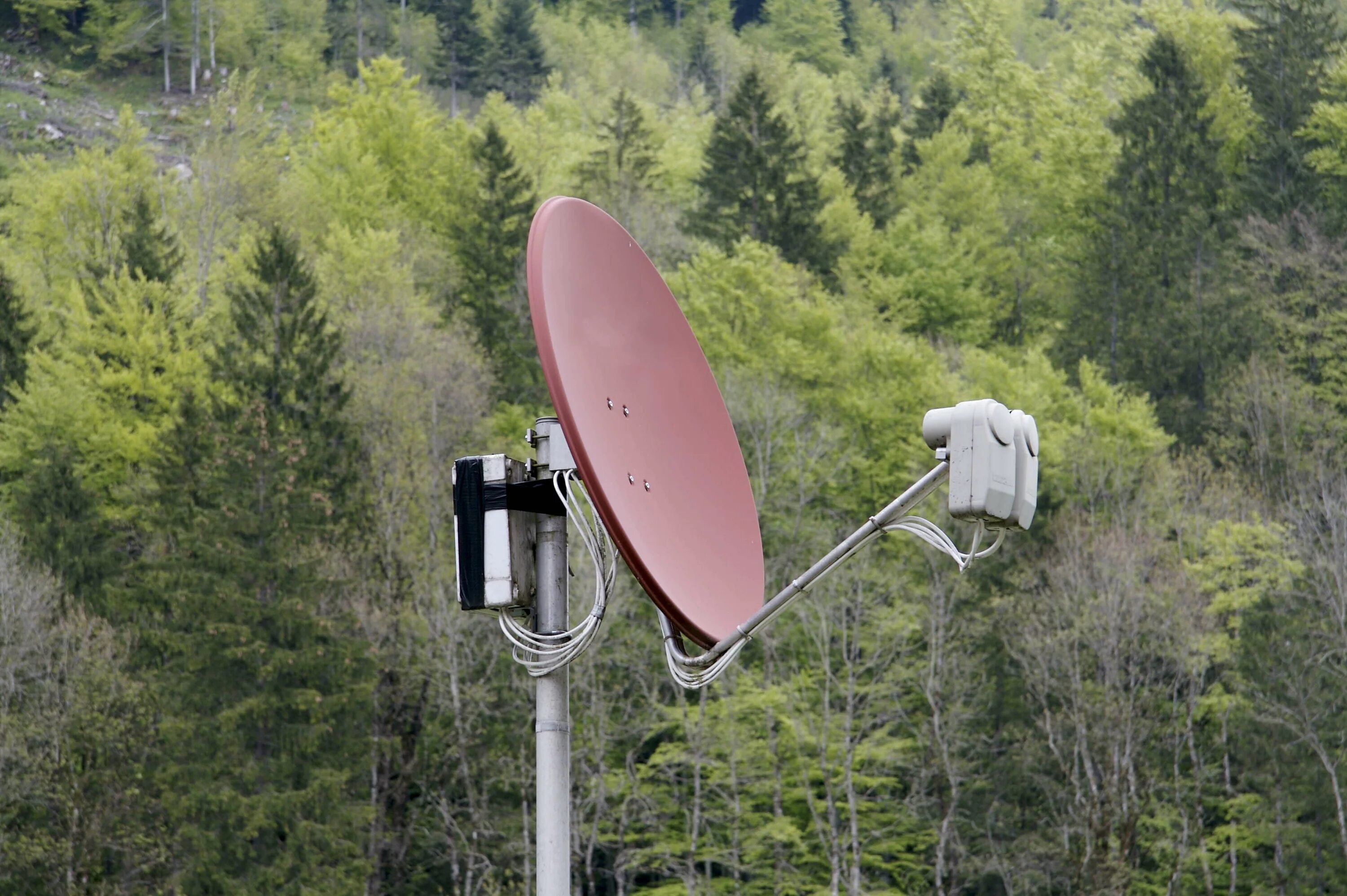 Спутниковый интернет лучший для дома. Спутниковая связь vsat. спутниковый интернет. спутниковая антенна. спутниковая тарелка на доме.