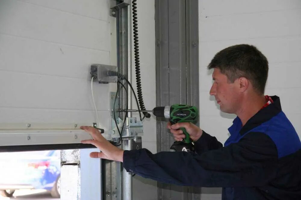 Откатные секционные ворота hormann. Гаражные секционные ворота алютех с ручным управлением. Монтажник ворот алютех. Ворота в сервис. Ворота секционные подъемные doorhan.