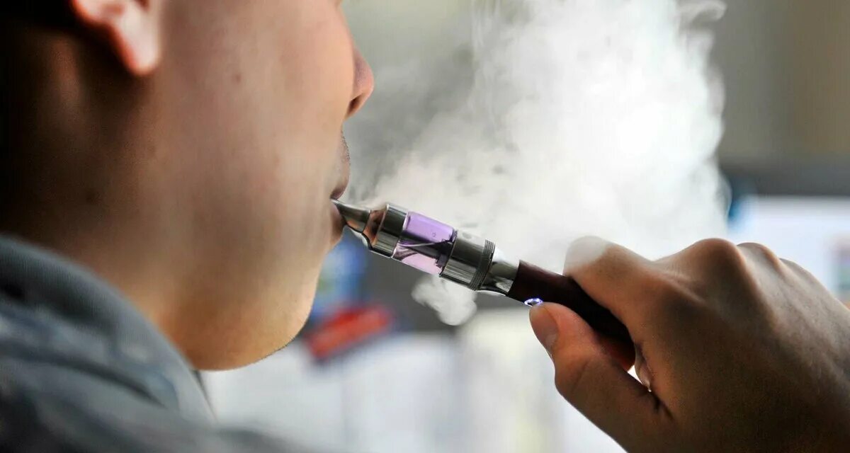 Человек курит электронную сигарету. Электронные сигареты. Со скольки продают электронные сигареты. Со скольки лет продают электронки. Электронные сигареты.