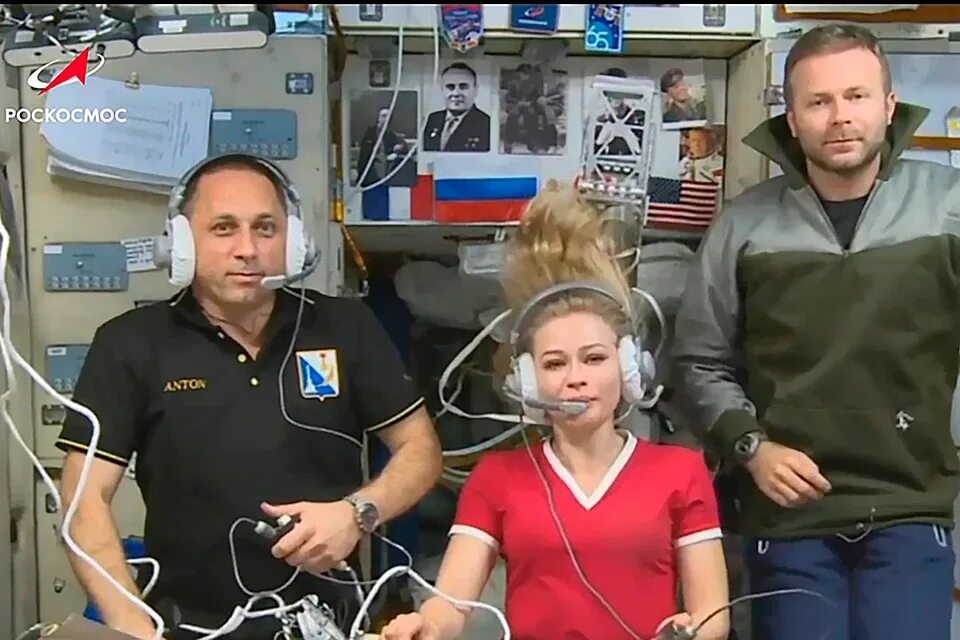Оператор летавший в космос. Юлия пересильд и клим шипенко в космосе. юлия пересильд клим шипенко и антон шкаплеров. режиссер клим шипенко в космосе. клим шипенко режиссер вызов.