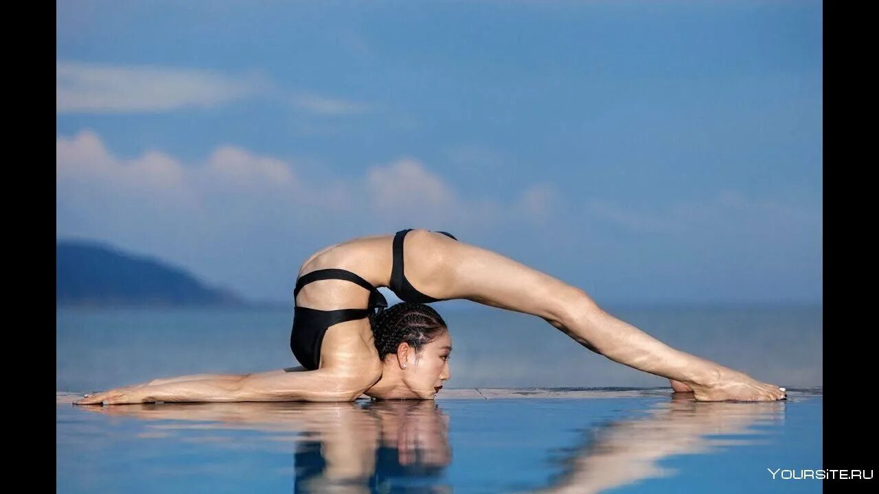 Девушки на мостике в купальнике. Как стать очень гибкой. Гибкость шпагат. Гимнастки девушки в смешных позах. Как стать очень гибкой.