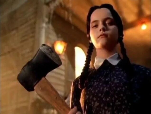 Песенка венсдей. Вэнсдэй. Кристина ричи в сериале уэнсдей. Джейн ортега семейка адамс. Уэнсдей сериал 2022.