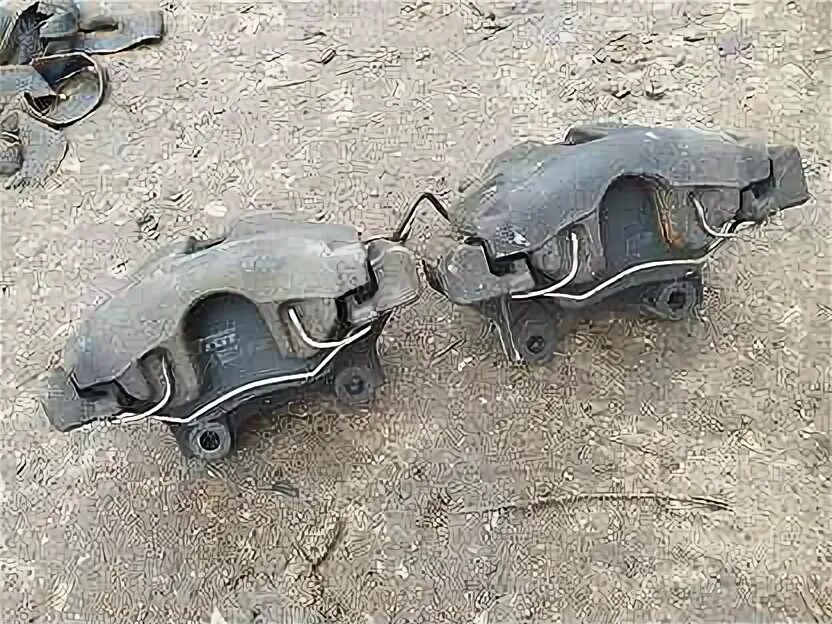 Ауди а4 б5 скоба переднего суппорта. 4 скоба суппорта. Скобы 312 ауди а1. Суппорта ауди а6 с5. Ауди а6 1998г скоба переднего суппорта.