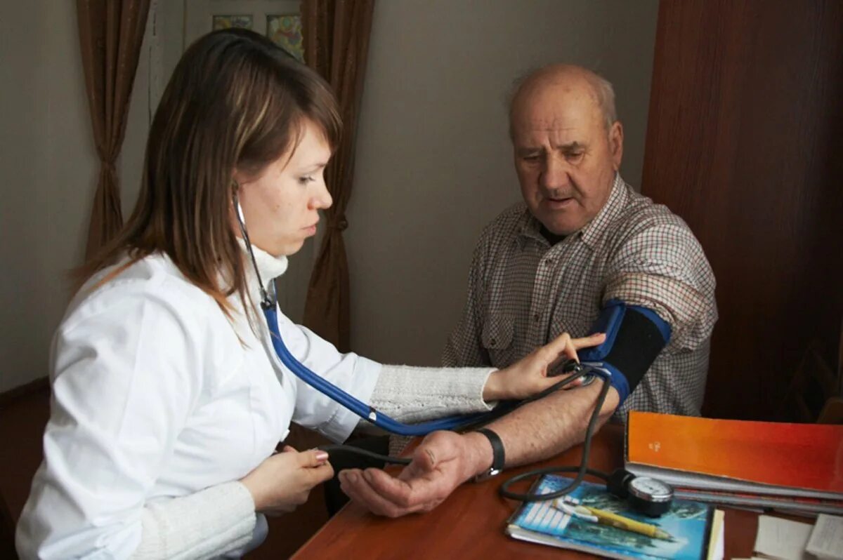 Семейный врач дом. Участковый врач. сімейний лікар. семейный врач. прием врача дома.