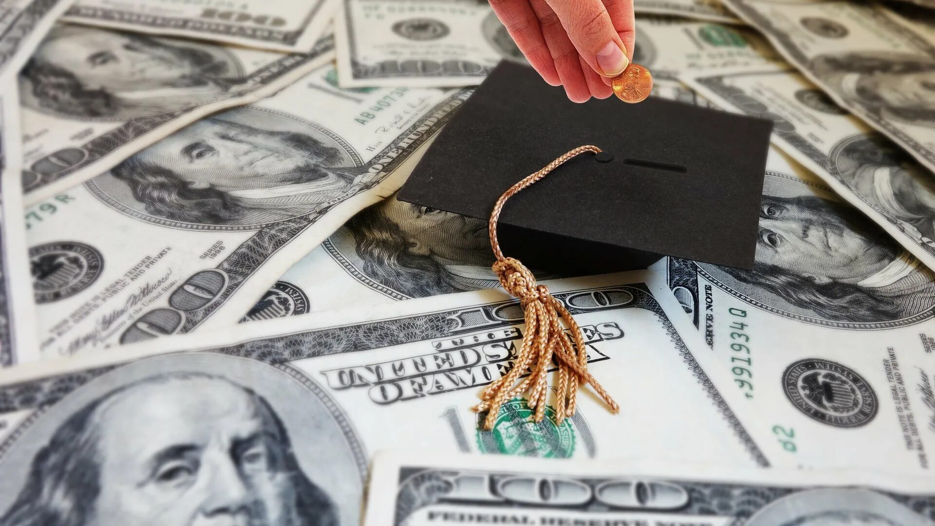 Колледж деньги. Колледж деньги. Богатый студент. Выпускник с деньгами. Довольные выпускники университета.