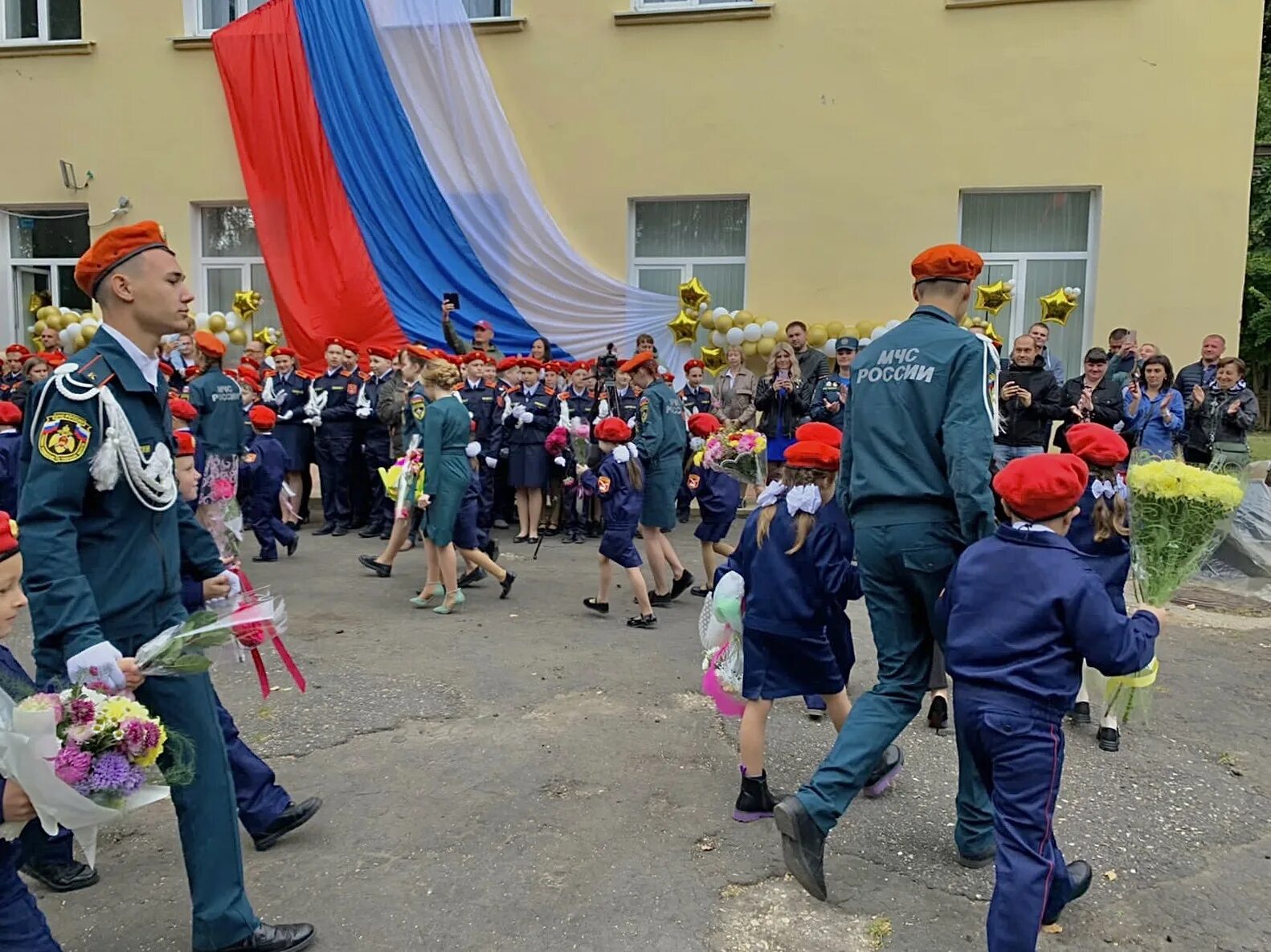 Урок мчс россии. Первое сентября МЧС. Урок Мужества МЧС. Урок Мужества в школе 1 сентября. Школа 1 Тверь.