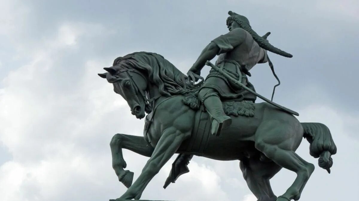 Конная статуя георга iv. Памятники с лошадьми и человеком. Памятник мужик на коне. Памятник мужик на коне. Конный памятник петру i» (этьен фальконе.