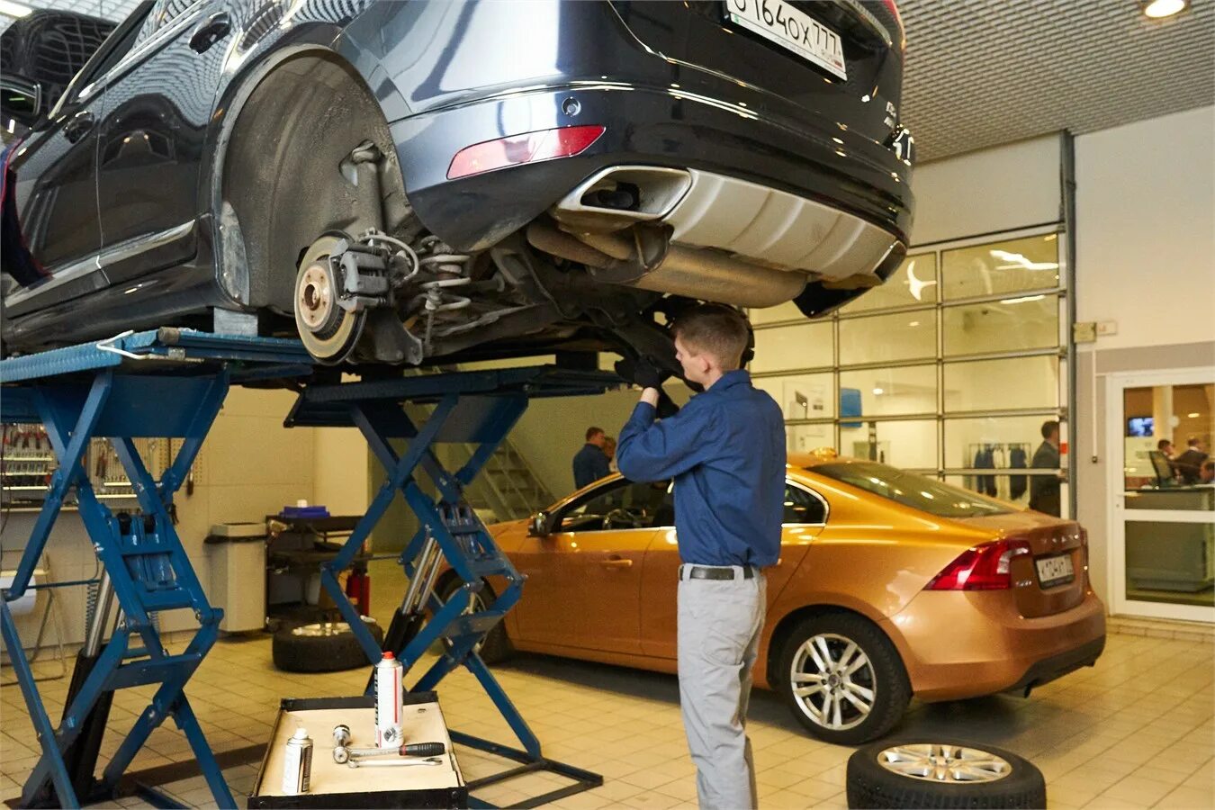 Сервис делаю. Автомобиль в сервисе. Автомастерская. Автоглуш. Профессия автомеханик.