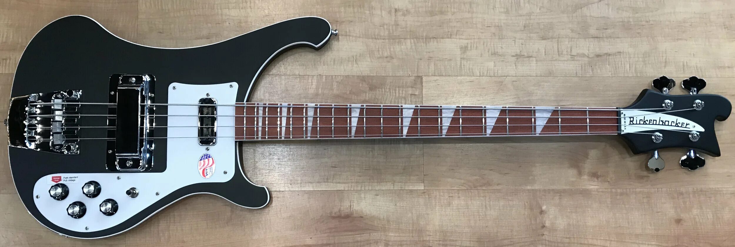 Бал гитара. Бас Рикенбекер 4003. Бас-гитара Rickenbacker 4003. Rickenbacker Jet-Black 4003. Rickenbacker 4003 Jetglo Black Bass.