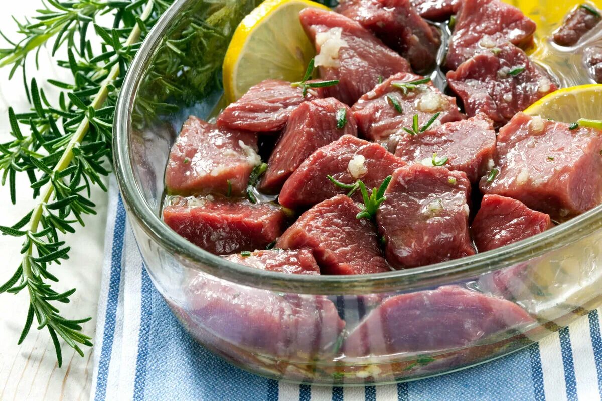 Как замочить шашлык из свинины. Мясо для шашлыка. маринад для шашлыка. маринованное мясо. маринад для шашлыка из свинины.