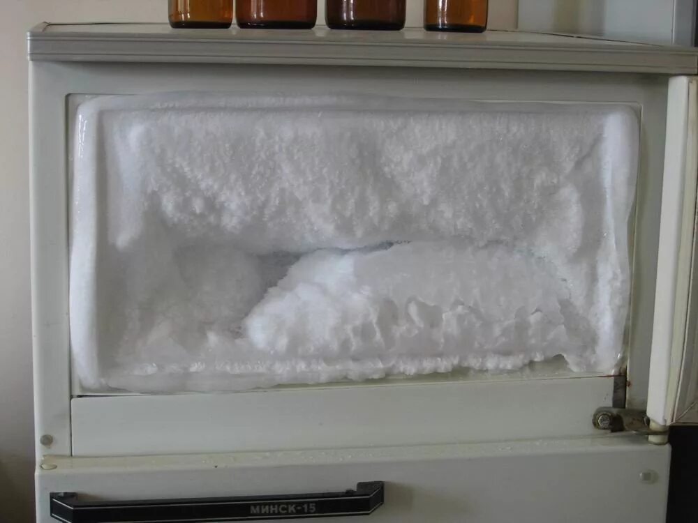 Снег в морозилке. Наледь в морозилке. Холодильник со льдом. Морозильная камера перемораживает.