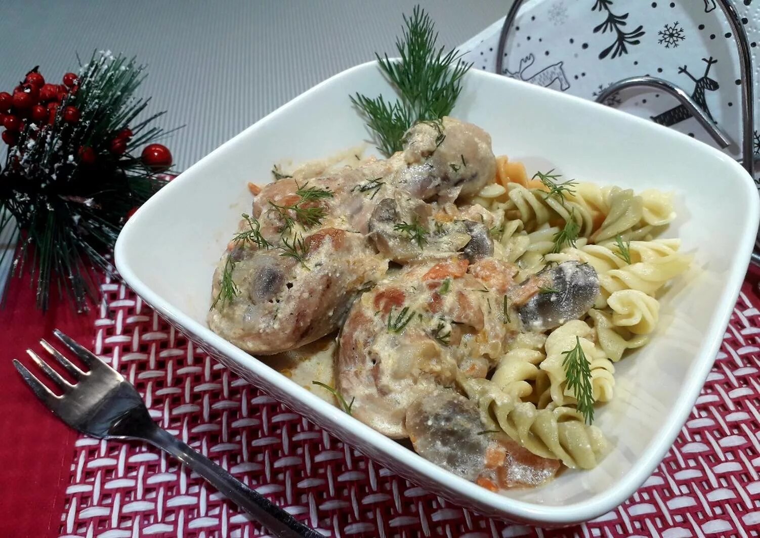 Курица в чесночно сметанном соусе. Курица в сметане. курица в сметанном соусе. курица в сметанно чесночном соусе. курица в сметанном соусе с чесноком.