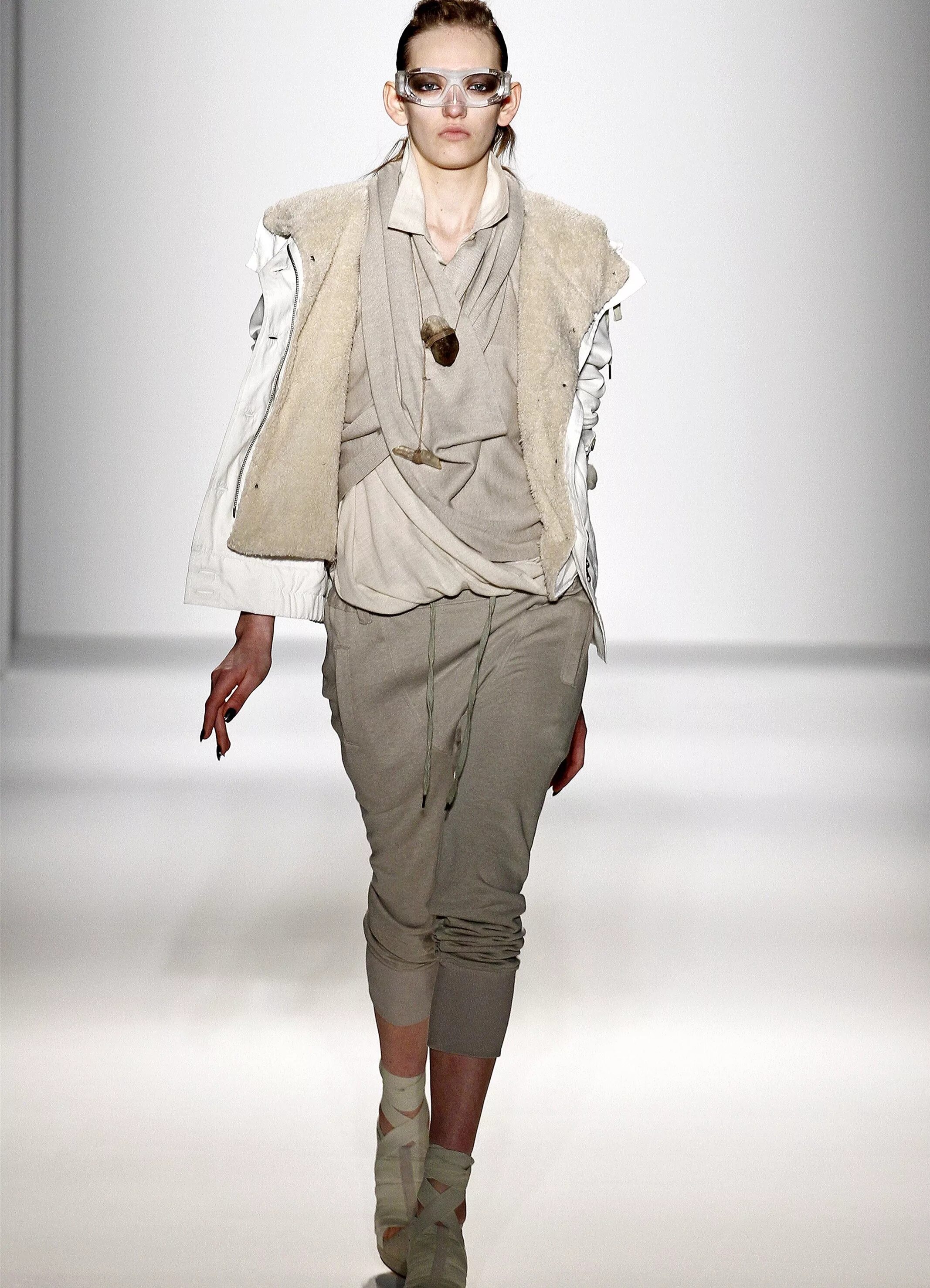 Многослойная дизайнерская одежда. Многослойная одежда для женщин. Многослойность тренд стрит стайл. Многослойность в одежде для плюс сайз. Ева и валла.