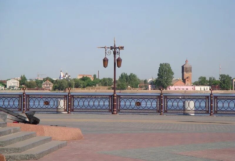 Астрахань на три дня. Астрахань набережная волги памятник. набережная астрахани достопримечательности. памятники на 17 пристани в астрахани. астрахань достопримечательности волга.