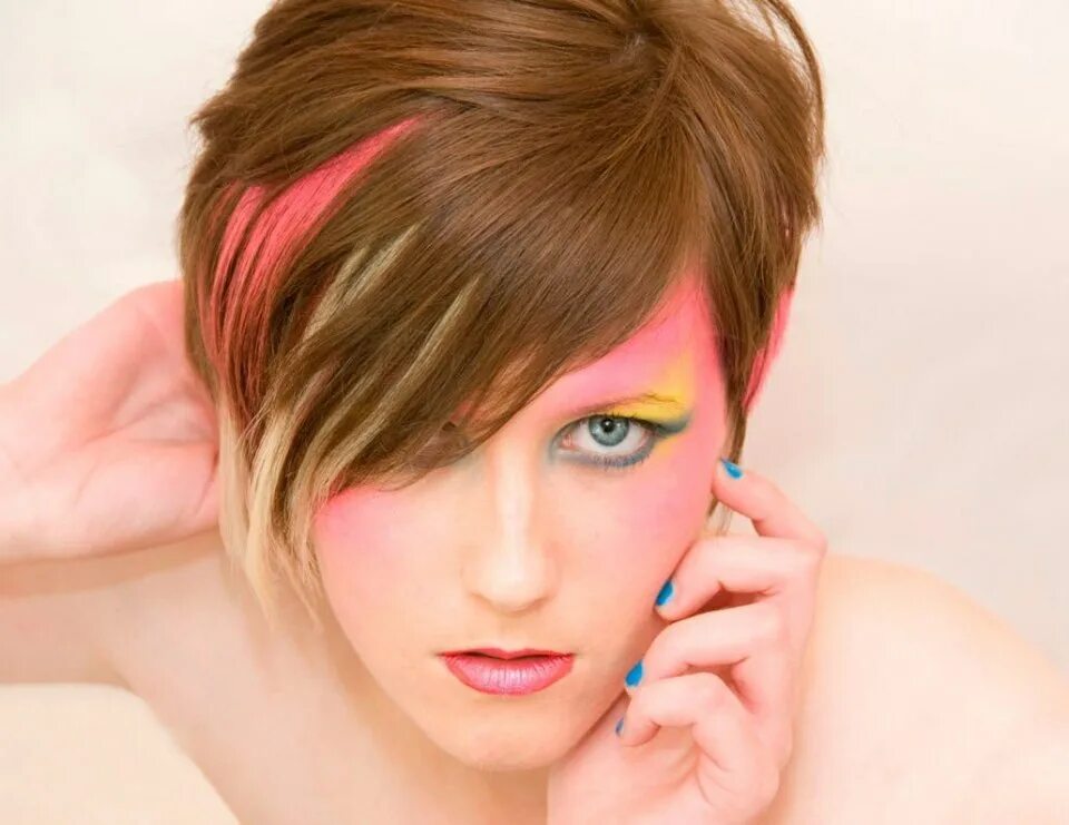 Каре мелирование колорирование. Колорирование на каре. Мелирование на короткие волосы. Каре мелирование колорирование. Мелирование прядей на короткие волосы.