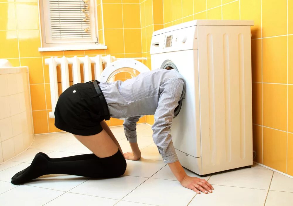 Sofia lee застряла в стиралке. Девушка кстрял в стиралке. Девушка в стиралке. Сетра застряла в стиралкк. Засьарляа в стиральной машинке.