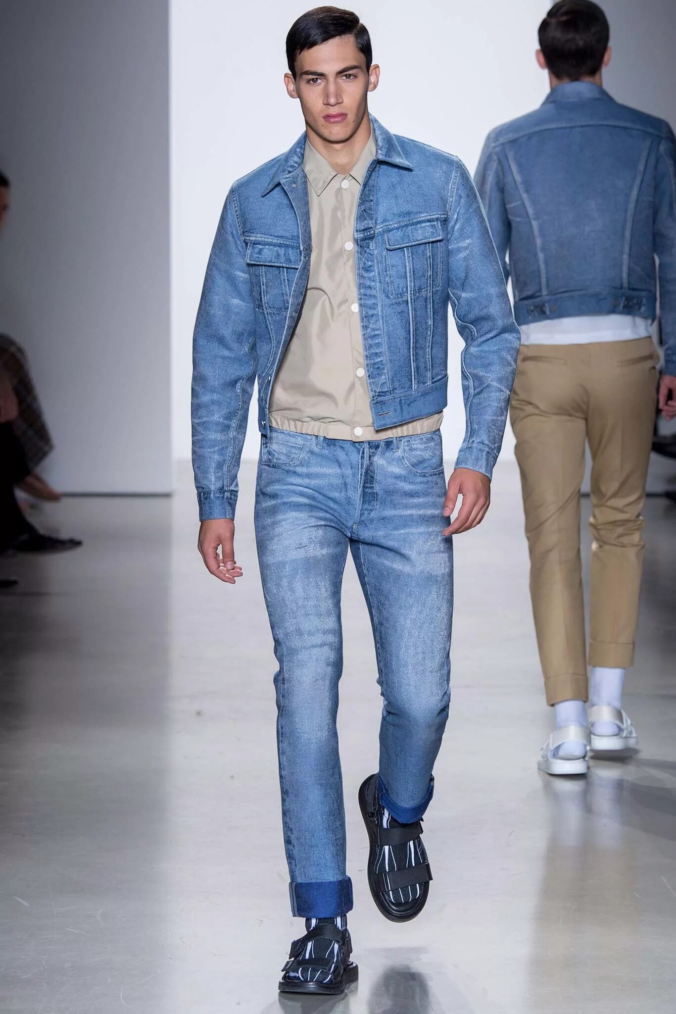 Collection jean. Кальвин Кляйн джинсовый костюм мужской. Calvin Klein мужской 2023. Calvin Klein Jeans collection. Тотал деним образ 2023.