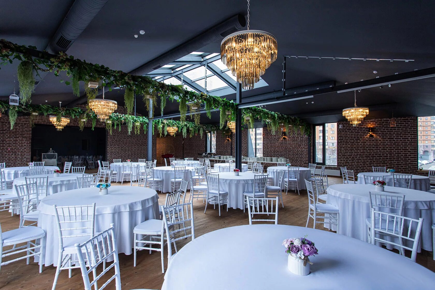 Мансарда москва. Мансарда москва. Квартира с мансардными окнами. Мансардная комната. Кафе мансарда москва лавочкина.